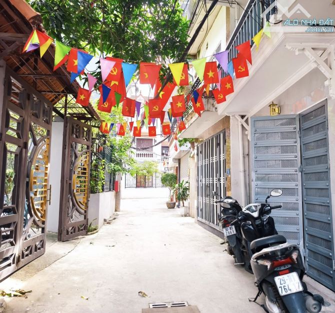 Bán nhà Vĩnh Hưng, 32m2, 3 tầng, MT 3,2m. Ngõ ô tô. Nhà đẹp full nội thất. 4 tỷ - 6