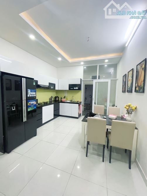 Sau lưng Hà Đô. Nhà 4 tầng (4x14m) mới đẹp 95%. Hẻm xe hơi sát mặt tiền Cao Thắng - 12,6 - 6