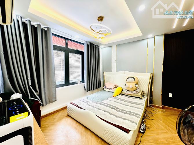 BÁN TOÀ NHÀ 5 TẦNG NHỈNH 8 TỶ TẠI PHAN XÍCH LONG - 200M² - 3PN,4WC - BANK CHO VAY 5 - 8