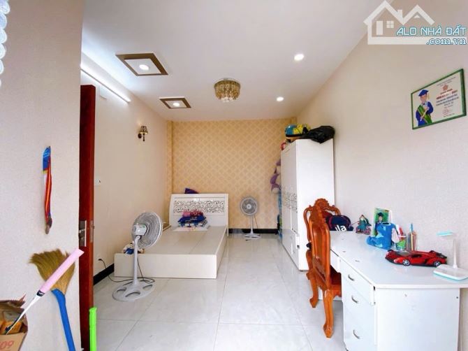 Lô Góc - 4 Tầng - 100m2 - Cạnh TT Quận 7 - Xe Hơi Đổ Cửa - Nhỉnh 10 Tỷ - 8