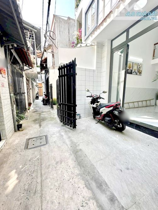 Bán nhà 2 lầu hẻm 90 Âu Dương Lân P. Chánh Hưng Quận 8 - 9