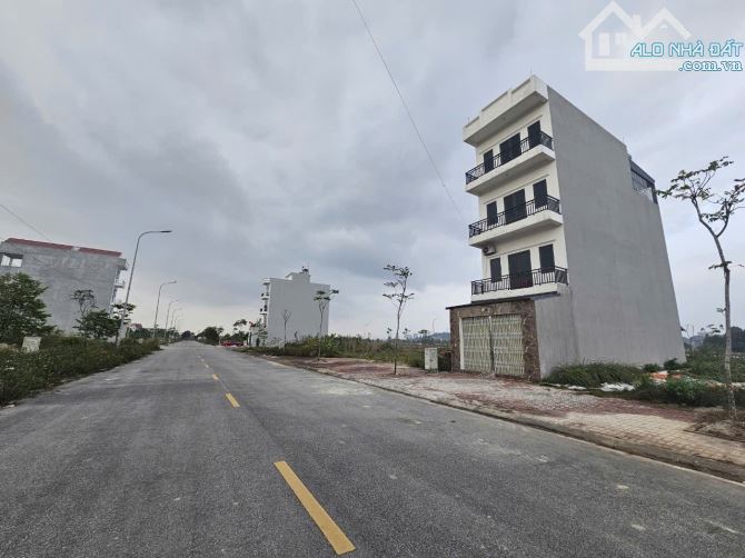🏡 CC Bán 1 cặp  đấu giá Kim Chân, trục chính đường 17m.  Nhìn vườn hoa dự kiến quy hoạch