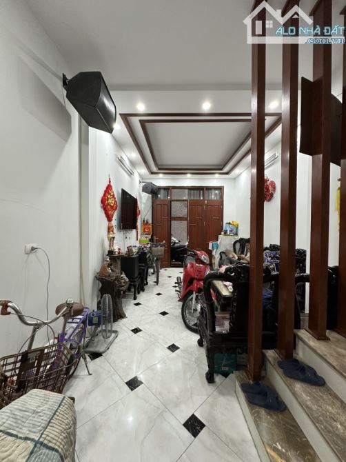 BÁN NHÀ PHỐ TRẠM - LONG BIÊN - 41.4M2 - 6.2 TỶ - NGAY GẦN CHỢ - Ô TÔ CÁCH 15M