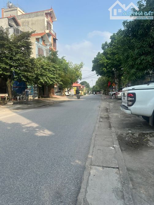 Trục chính- xe tải đỗ- gần ga tàu điện- Thanh Trì