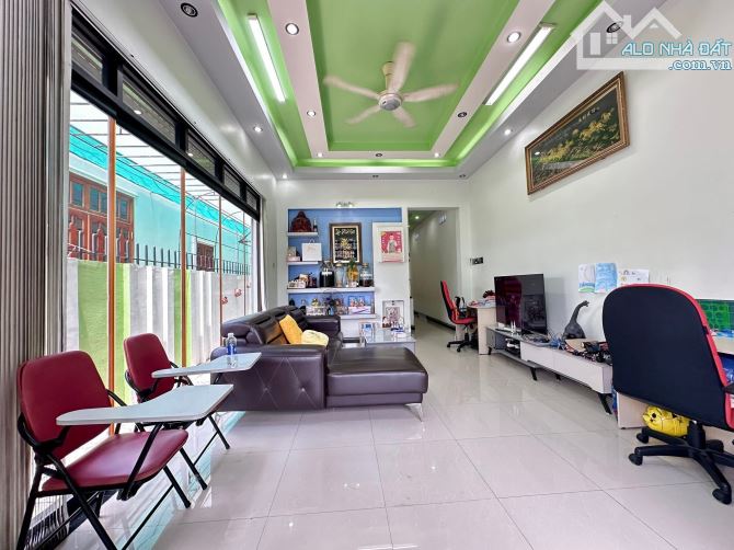 Bán nhà 1 trệt 1 lầu mặt hẻm ô tô cách Đoàn Thi Nghiệp 100m,phuờng 5 tp Mỹ Tho