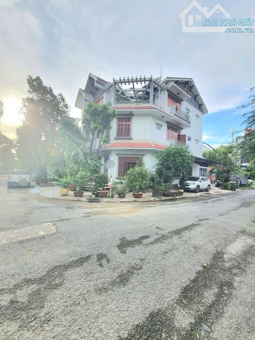 BÁN BIỆT THỰ VEN SÔNG 2 MT (8x18) - 4 TẦNG – ĐỐI DIỆN RMIT, CHỈ 28.6 TỶ