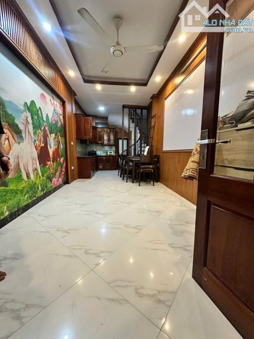 BÁN NHÀ TRUNG KÍNH – 32M² – 6 TẦNG – 3 NGỦ KHÉP KÍN – GIÁ 7.2 TỶ – NGÕ THÔNG 3M