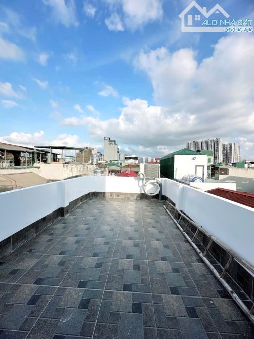 8 TỶ HƠN . 3 GÁC ĐỖ CỬA NGÀY ĐÊM . GẦN Ô TÔ .  45M2. 5 TẦNG . KHUNG CỘT  . FULL NỘI THẤT.