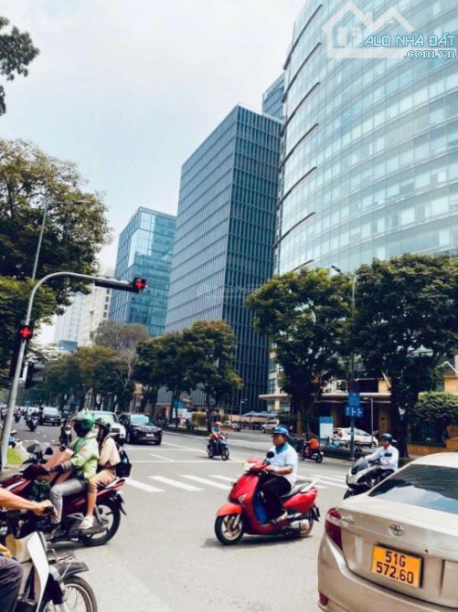 Bán toà nhà 2178m2 sàn Trần Quốc Toản Quận 3 - 19.6x40m - 2 Hầm 10 Tầng