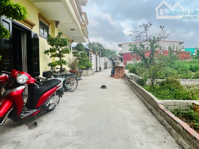 Bán đất  tặng nhà cấp 4 cạnh chợ Hoa quả,  52,5m2 giá chỉ 1.6x tỷ