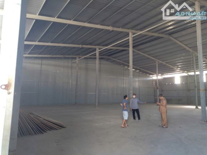 Cho thuê kho mặt phố Văn Tiến Dũng, Bắc Từ Liêm. DT 3000m, cao 7m, có điện 3fa, nước sạch.