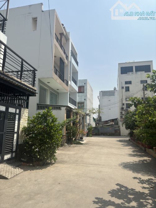 Hạ Giá Cực Sốc! Bán Gấp Biệt Thự 180m2 Bình Thạnh - ngang 10m x 18m  Giá Chỉ 21 tỷ TL