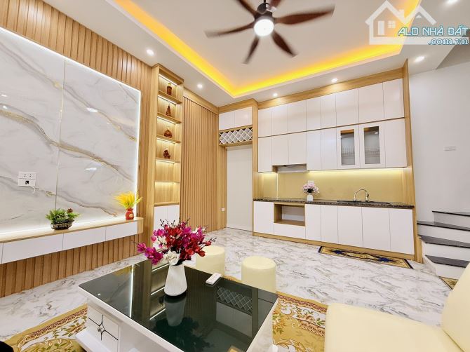 Trung tâm phường Vĩnh Hưng, nhà mới cực thoáng sáng, 38m2, nhiều ngủ, full nội thất.