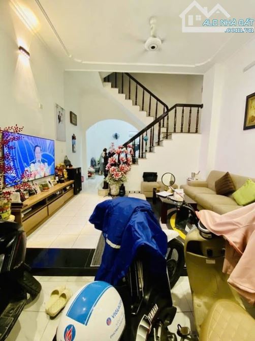 BÁN NHÀ PHẠM TUẤN TÀI 40M2 - 5 TẦNG NHÀ ĐẸP, PHÂN LÔ, Ô TÔ ĐỖ CỔNG, , MT 4M, GIÁ 9.2 TỶ