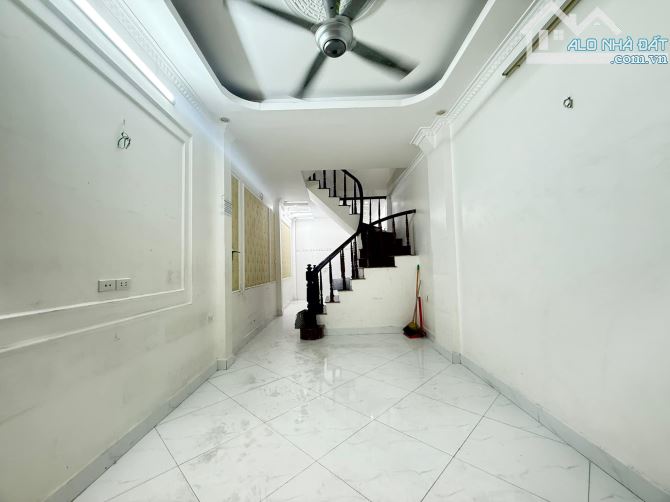 Nhà Phố Kim Ngưu, Dân xây, nhiều ngủ, 3 gác đỗ cửa, ngõ thông thoáng, kinh doanh nhỏ,