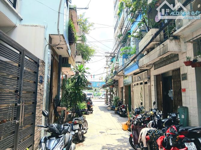 Nhà Hẻm 4M Giá 5 Tỷ 4 Cực Hiếm Sát MT Đường Võ Văn Kiệt P.1 - DT 30M2 (3mX10m) 3 Tầng