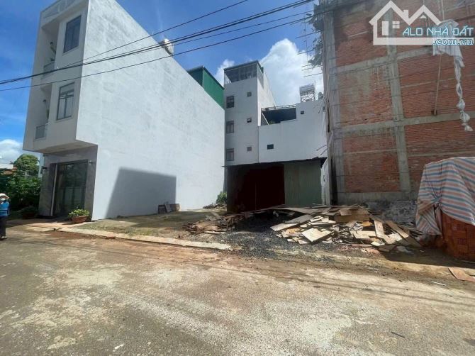 BÁN ĐẤT SÁT BÊN ĐƯỜNG TÔN ĐỨC THẮNG KHU TĐC LÝ TỰ TRỌNG (GÓC 02 MẶT KHE THOÁNG)