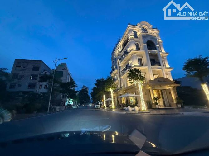LÔ GÓC 3 MẶT THOÁNG .TẠI NGÃ TƯ KHU ĐẤU GIÁ ÂU CƠ .DT 103M2 GIÁ CHỈ 9.3 TỶ.CÓ THƯƠNG LƯỢNG
