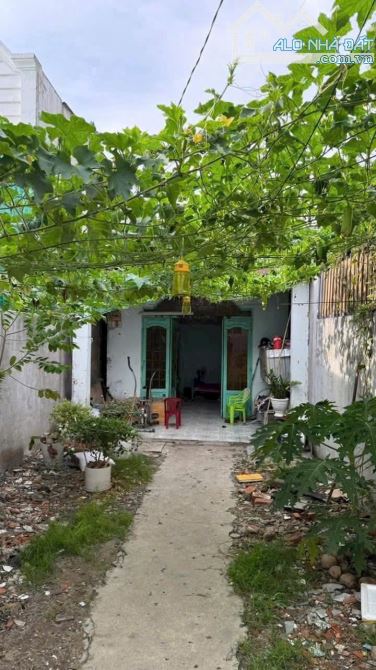 Bán đất tặng nhà ngay ngã 3 Ông Xã, Dĩ An, DT 95m2 (4/4,5 x 22) giá 2,2 tỷ
