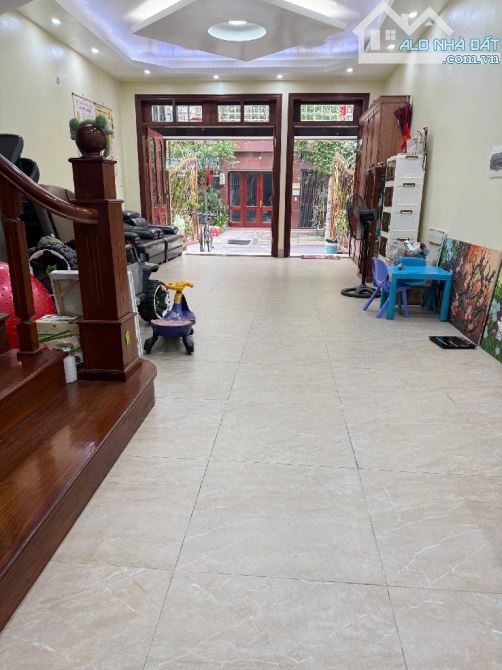 Siêu phẩm văn quán - Ô tô tránh,vỉa hè - Kinh doanh - không ngập - gần trường học các cấp
