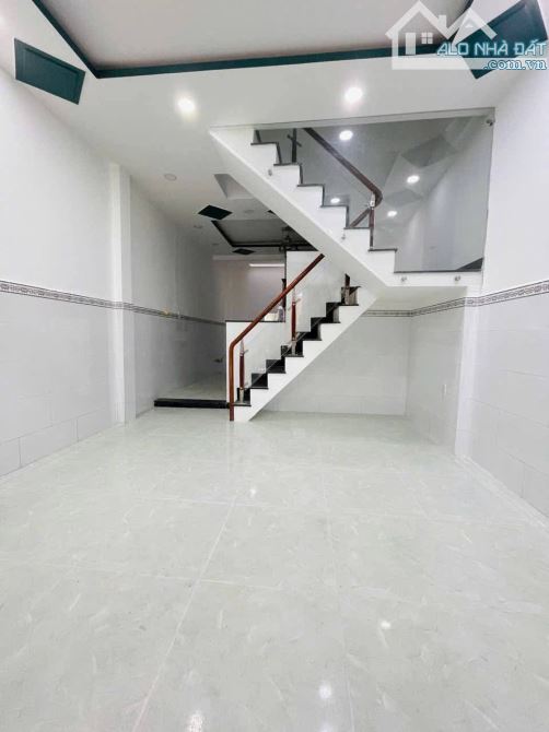 Chủ Kẹt, Cần Bán Nhà 3 Tầng, 70m2, Giá 4,2 tỷ, Hẻm Xe Hơi, Ngay BV Bình Tân