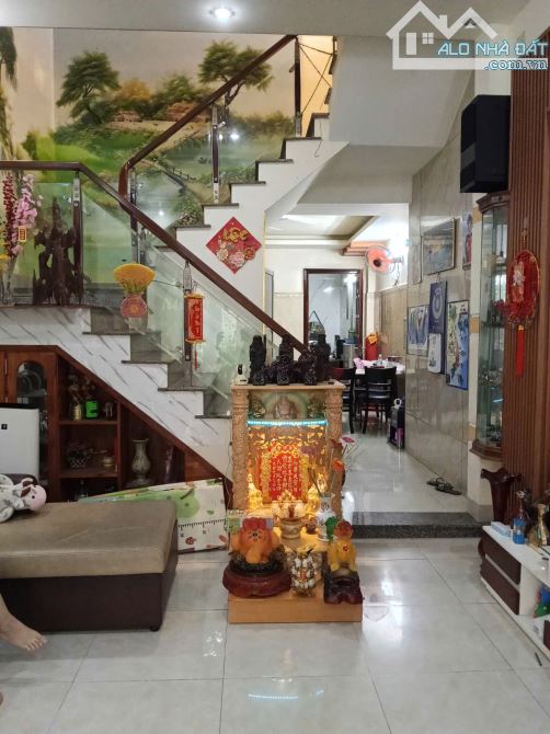 Chính chủ cần bán nhanh căn nhà 2 tầng mái Thái đường trưng nữ vương