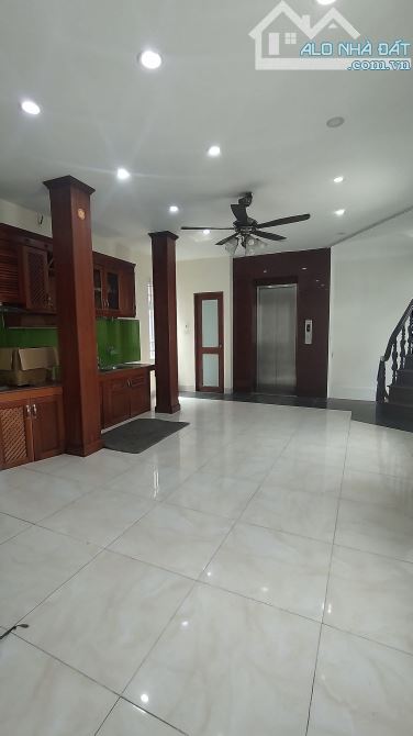 BÁN NHÀ LÔ GÓC NGUYỄN KHANG 60m2 - 6T THANG MÁY - 18.2 TỶ - 2 THOÁNG - Ô TÔ - KINH DOANH