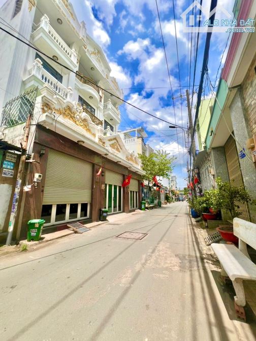 MT hẻm nhựa 8m Hương Lộ 2- nhà 102m2- ngang 6m bề thế- xây gì cũng đẹp- chỉ 7 TỶ hơn.