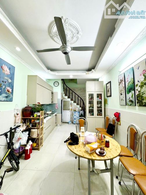 HIẾM-NHÀ ĐỐNG ĐA ĐẸP, DÂN XÂY, TRƯỚC NHÀ RỘNG 3M, RA OTO GẦN|DT30M2x5T_6,8TỶ