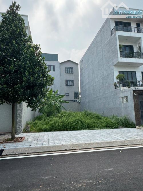 GIA ĐÌNH EM CẦN BÁN GẤP LÔ ĐẤT 138M2 - MT 8,8M ĐÃ SỔ ĐỎ (TÁCH RIÊNG)