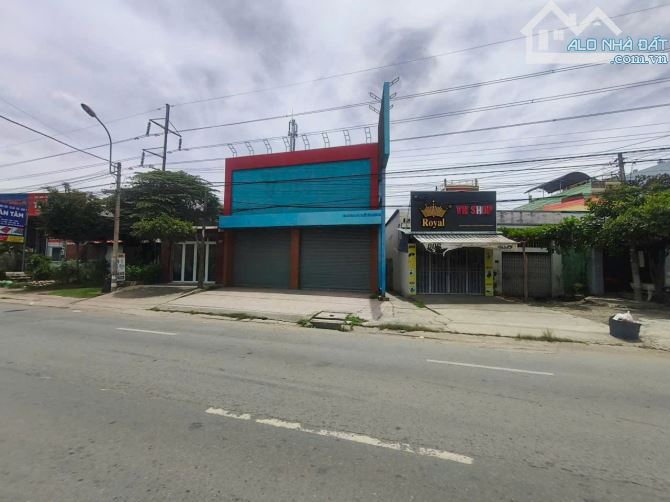 BÁN SHOWROOM DT 891M2, MẶT TIỀN QL1A – TRUNG TÂM XÃ BẾN LỨC – LONG AN