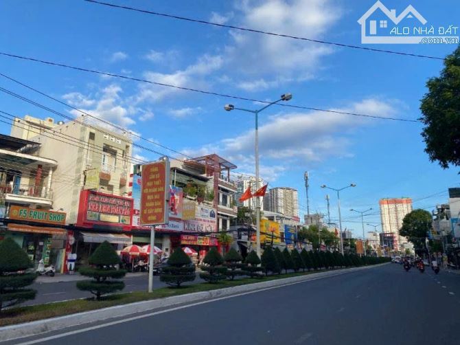Nhà 3Lầu góc 2 mặt tiền đường 2/4 KD đắc địa rộng 32m sát Biển phường Vĩnh Hải chỉ 18 tỷ