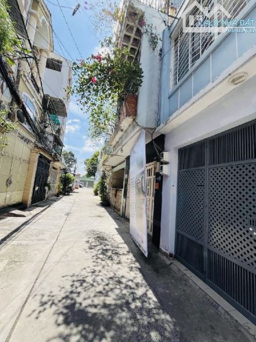 RẺ VÔ ĐỐI! có nhà ở liền ngang to 6 x 15m. Phú Thuận Q7 cũ