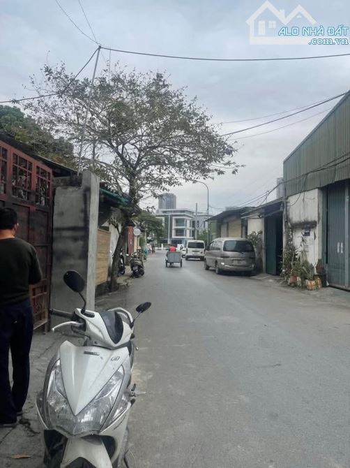Cho thuê kho tại Dương Nội dt 150m, có chỗ ở lại, 15 triệu
