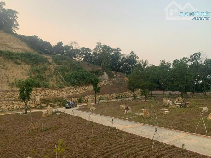 BÁN KHUÔN VIÊN NGHỈ DƯỠNG KHÔNG CÒN MẢNH THỨ HAI, VIEW NHÌN RA HỒ C5 VÀ KHU CNC HOÀ LẠC.