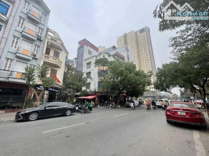 NGUYỄN CHÁNH BÁN NHÀ MẶT PHỐ - VỈA HÈ RỘNG THÊNH THANH - ÔTÔ TRÁNH - 8 TẦNG THANG MÁY