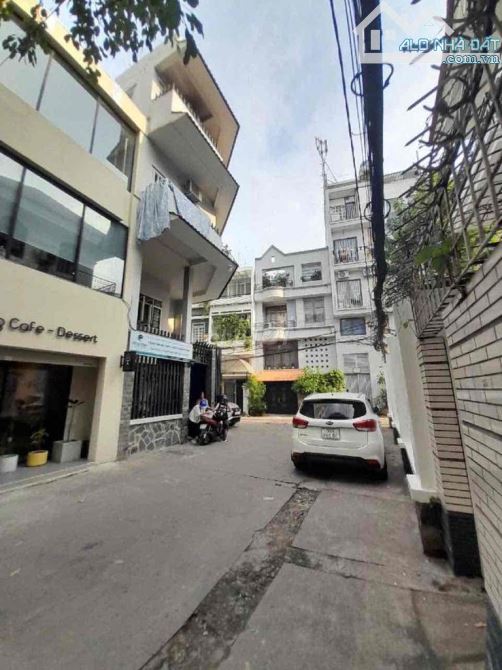 Bán tòa CHDV có 15 phòng HXH 8m Nguyễn Cửu Vân P17 6.3x18=110m2 1T4L Thang máy có HĐT 55tr