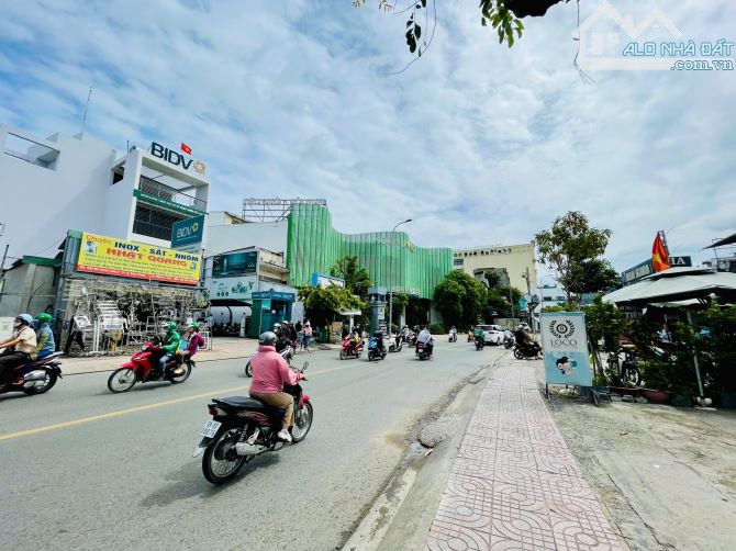 CHO THUÊ NHÀ 550M2 2 MẶT TIỀN NƠ TRANG LONG NGAY PHAN CHÂU TRINH-HỌC VIỆN CÁN BỘ 150TR