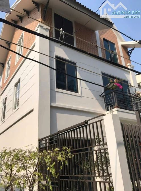 Bán Lô góc ô tô, mtien 12m, dtich 150m2 Vũ Đình Tụng Long Biên. Giá 17,9 tỷ.