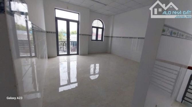 NHỈNH 1 TÍ NHÀ 2 TẦNG KIÊN CỐ XE HƠI NGỦ TRONG NHÀ GẦN CHỢ BÌNH CHÁNH