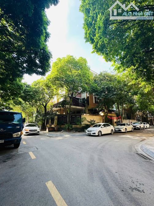 Bán văn phòng 8 tầng phố Thái Hà, doanh thu 120tr/tháng, ô tô ra vào, DT 121m2, MT 5.5m