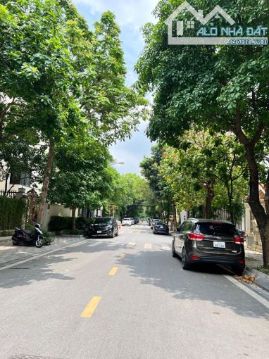 Gia đình cần bán biệt thự KĐT Mỹ Đình, view vườn hoa, DT 221m2, MT 10m