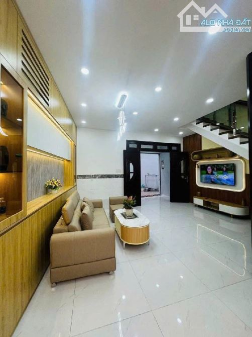 Bán gấp nhà 58m2 X 2 tầng full nội thất cao cấp sổ hồng chính chủ giá nhỉnh 5 tỷ