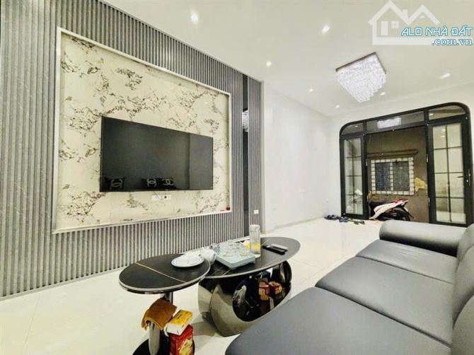 NHÀ MỚI TINH TRUNG TÂM ĐỐNG ĐA 40m2, 7 TẦNG THANG MÁY, NGÕ NÔNG - 20m ra ô tô tránh.