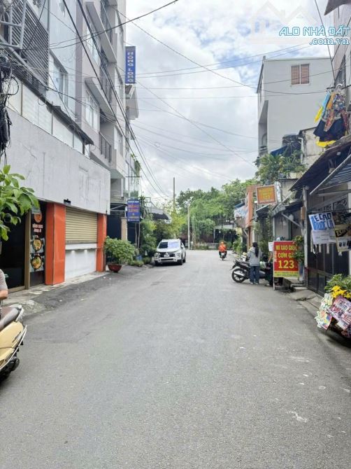 MT 2 Xe hơi tránh nhau_ Trung tâm Q10_ Ngang 5m _ 4 Tỷ