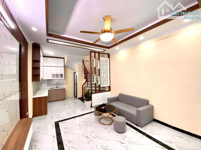 Bán nhà 5 tầng Trạm Trôi Hoài Đức. Đơn lập 32m2 cạnh chợ Giang Xá. Nội thất 99% vào ở NGAY