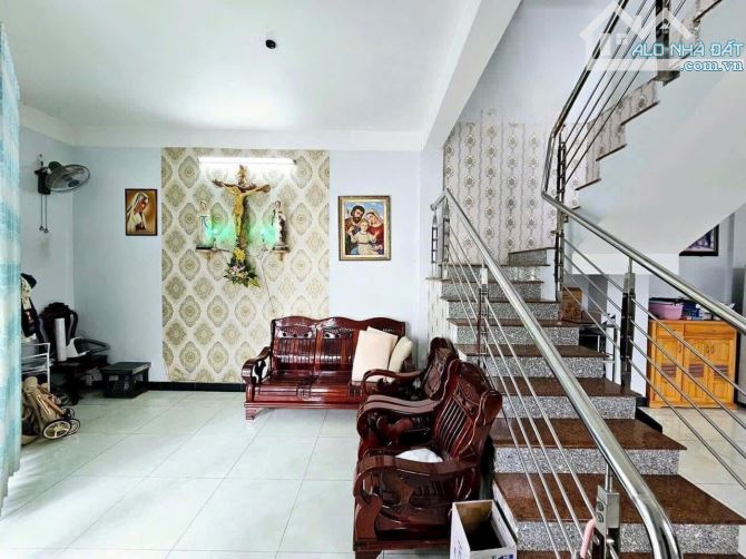 Bán nhà 1 trệt 2 lầu sổ riêng thổ cư p. Tân Biên