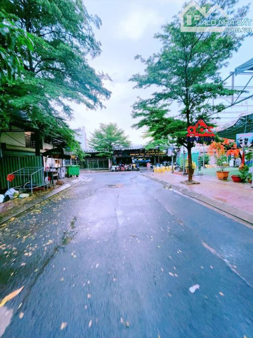 Bán nhà câp 4 sổ riêng thổ cư p. Long Bình