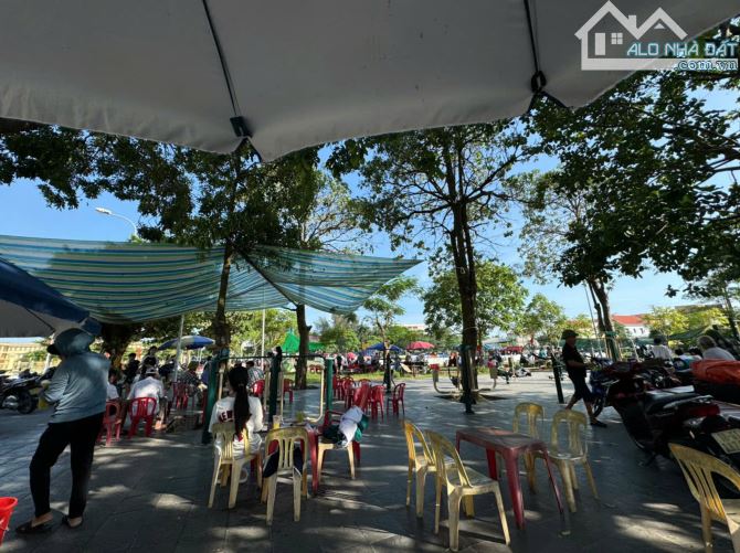 Em còn 1 lô 85m2 trung tâm thị trấn cạnh sân vận động - phân lô vỉa hè đi bộ - Giá 2 tỷ