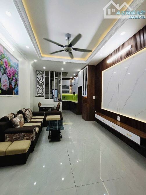 Đông Thiên Mới 37m,5 Tầng,Mặt Tiền 3.5m,Oto Đỗ Cổng,Gần Trường 3 Cấp,Gửi xe Cạnh Nhà 7.45T
